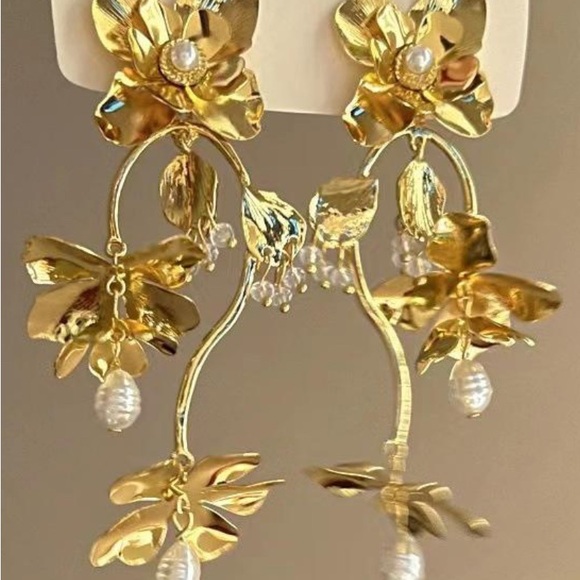 Elegant Gold and Green Floral Drop Earrings - Picture 7 of 8
